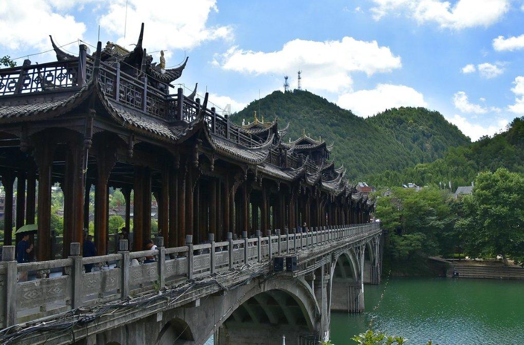 梁洛施谈过往:圈中诸多“港版捞女”,为何嫁豪门的寥寥无几?